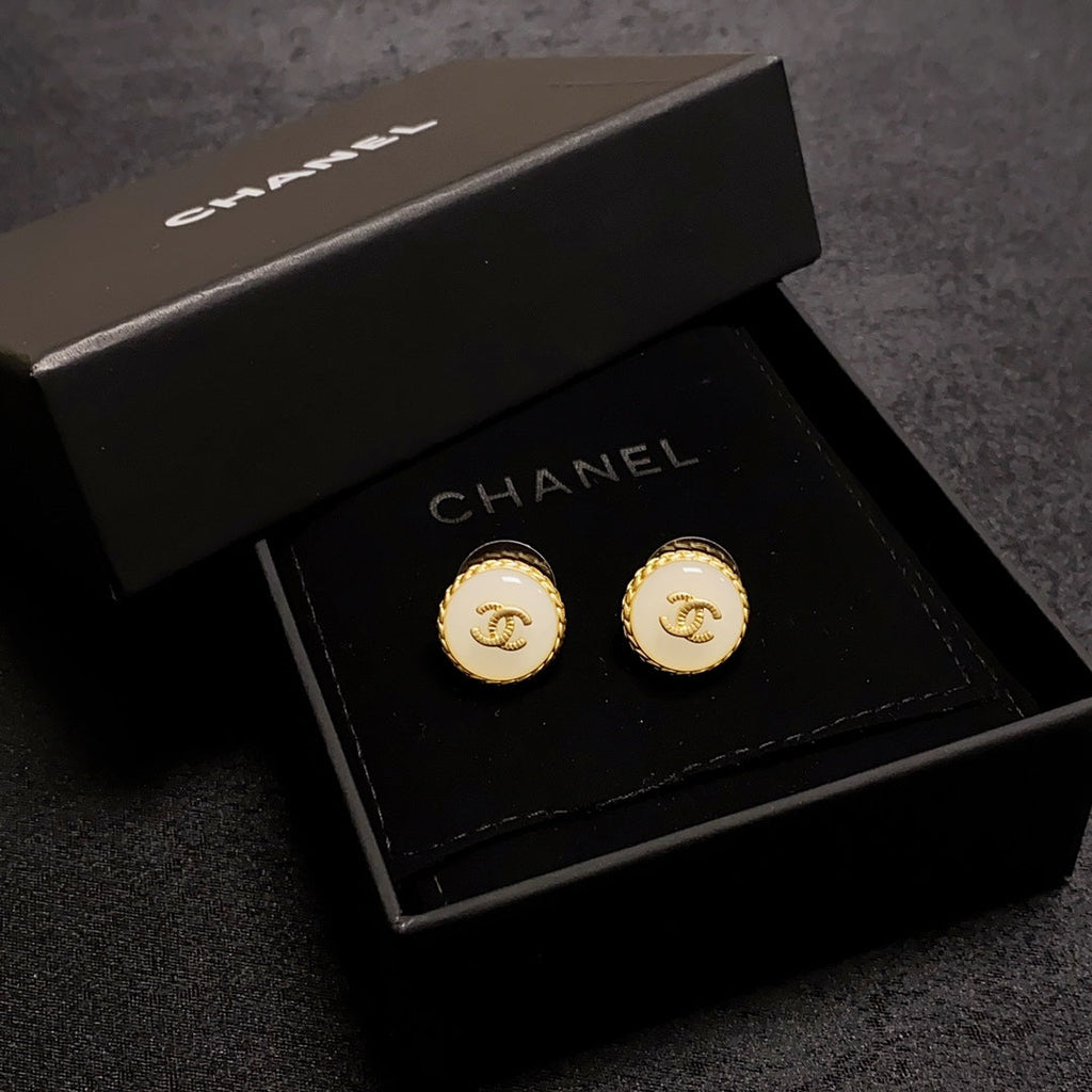 18K  Chanel Pearl Vintage Earrings