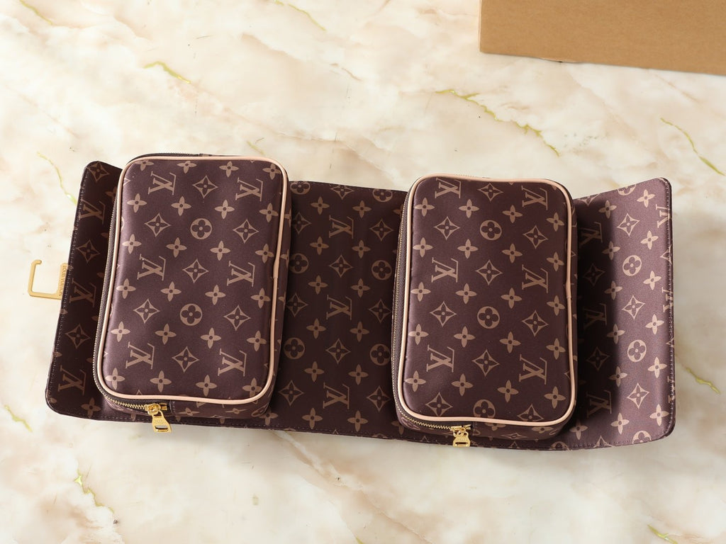 Louis Vuitton Hanging 2 Compartments Monogram Toiletry Bag — detail