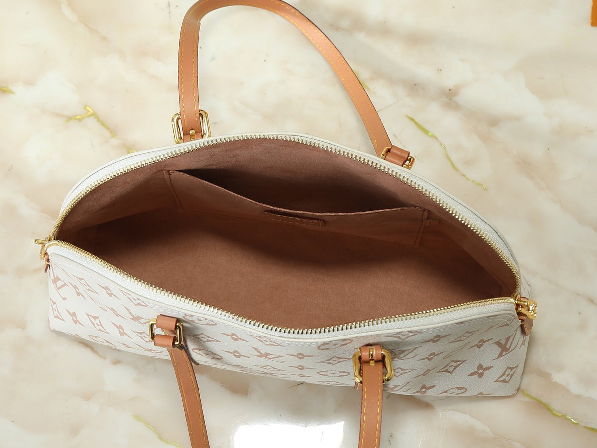 Louis Vuitton Squire Cream Monogram Handbag — detail
