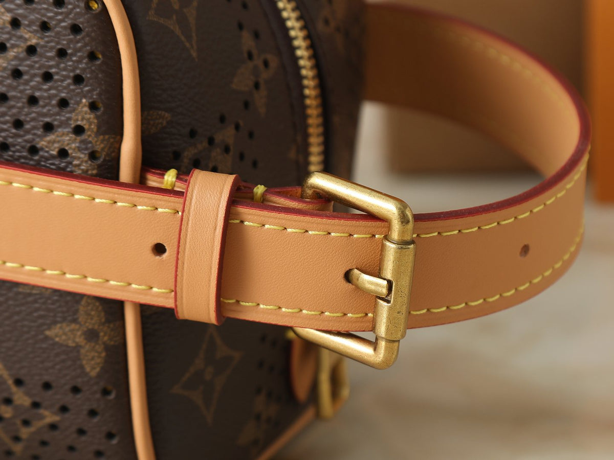 Louis Vuitton Locker Dopp Kit Monogram Toiletry Bag — detail