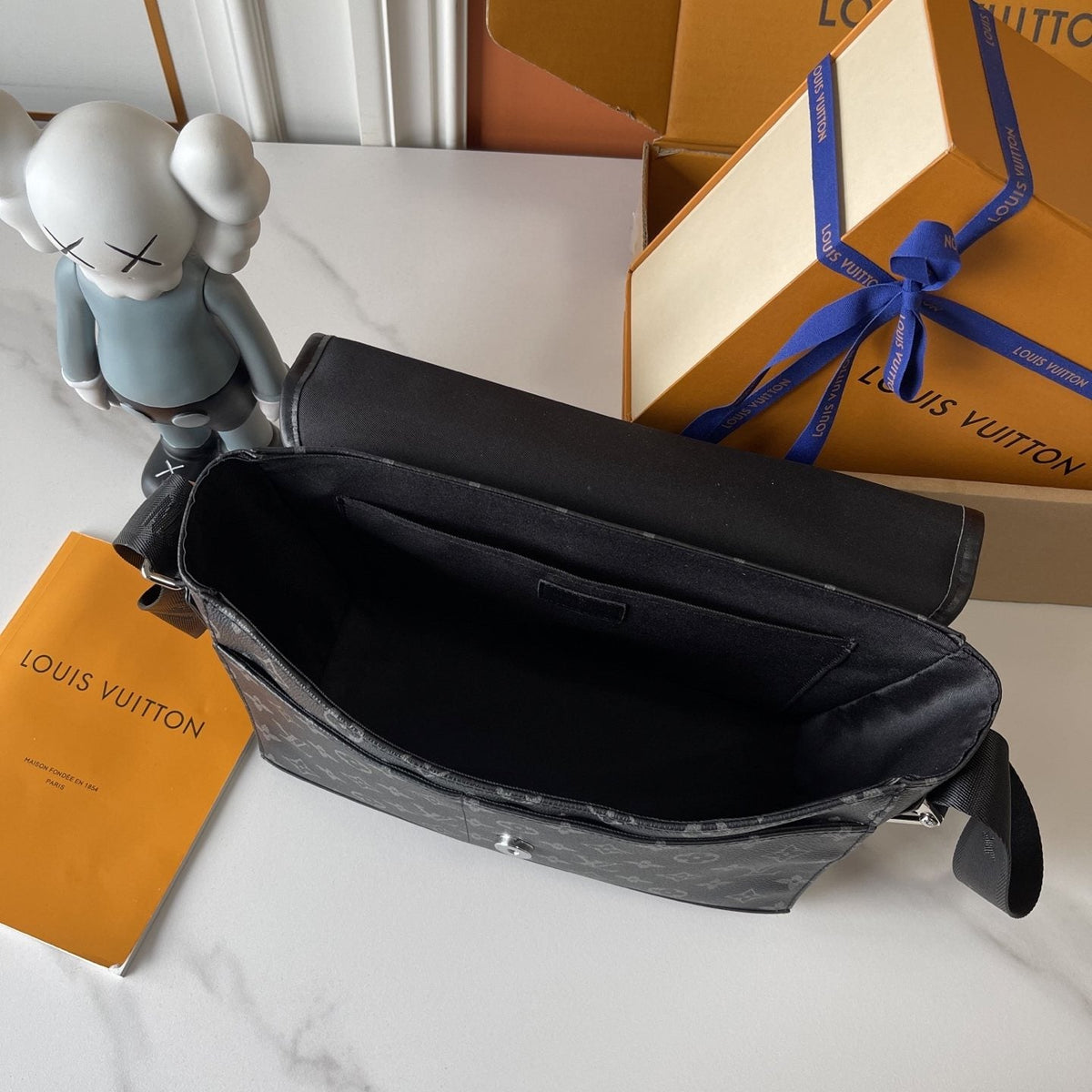 Louis Vuitton Courrier Monogram Messenger Bag — detail