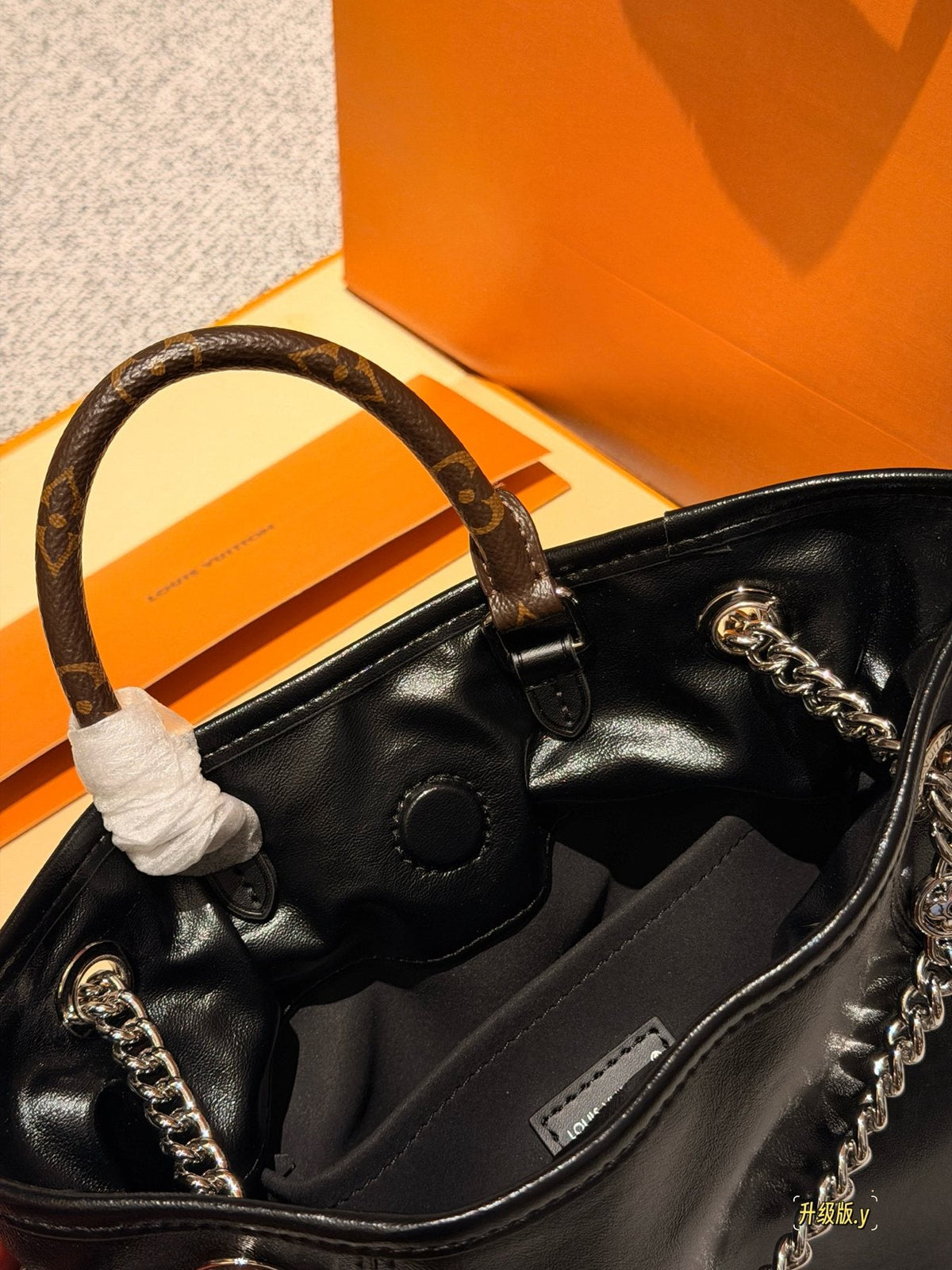 Louis Vuitton Off Duty Black Chain Handbag — detail