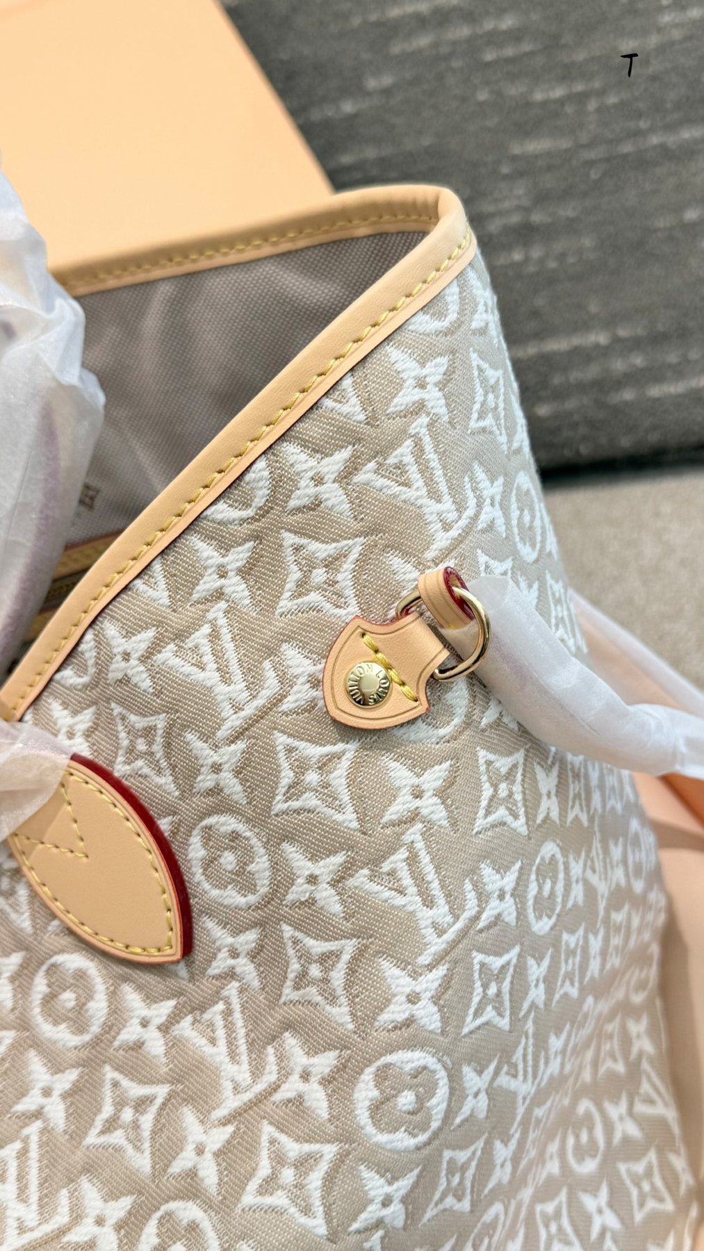 Louis Vuitton Neverfull Monogram Tote — detail