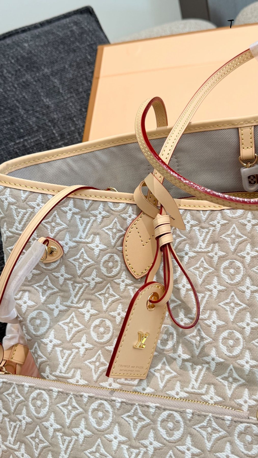 Louis Vuitton Neverfull Monogram Tote — detail