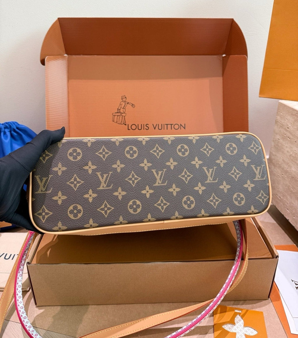 Louis Vuitton Alma Monogram Handbag with Pink Strap — detail