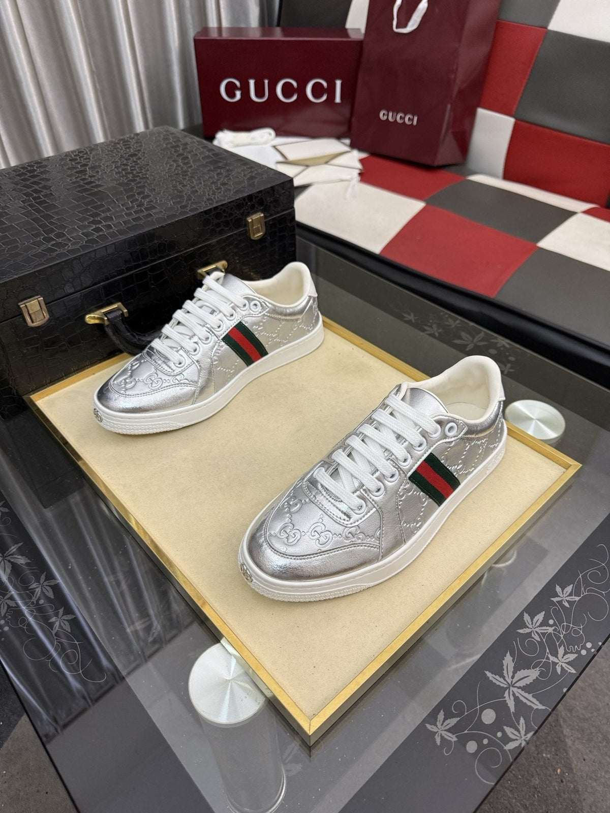 Gucci Green and Red Stripe Low-Top Sneakers — front
