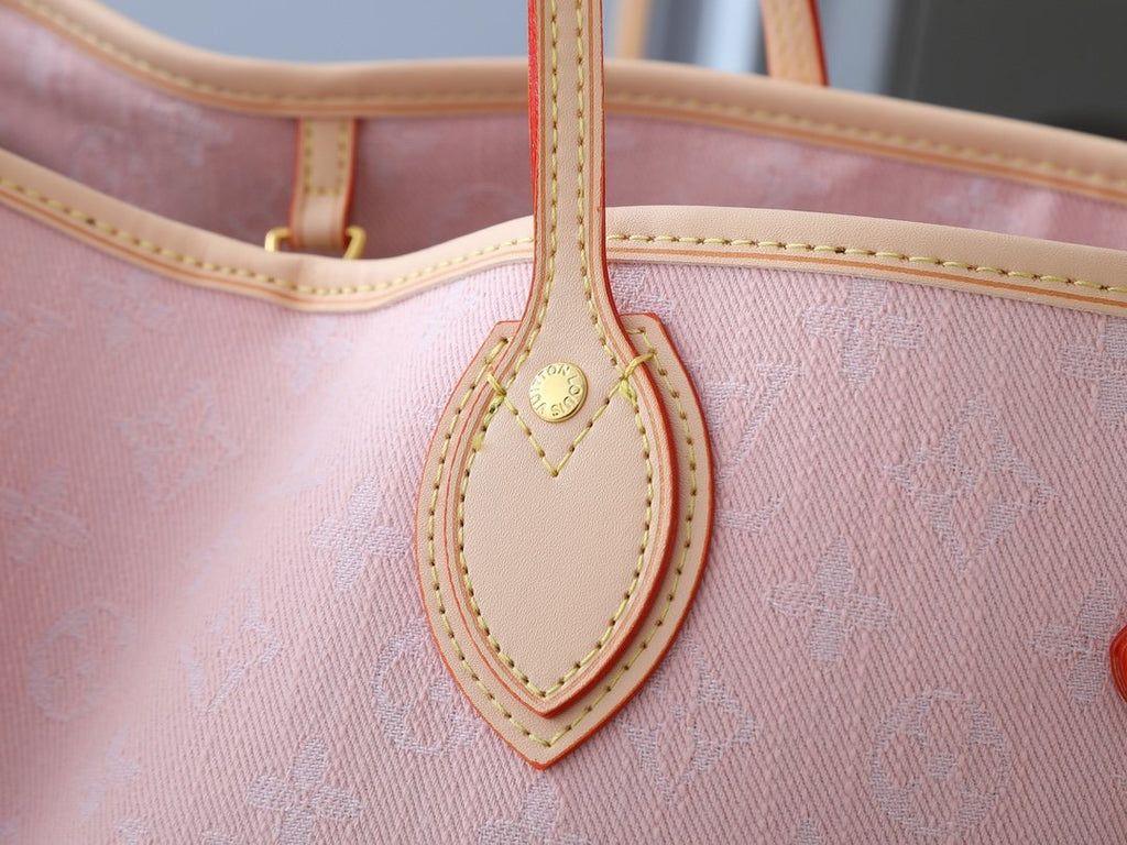 Louis Vuitton Neverfull Monogram Tote — detail