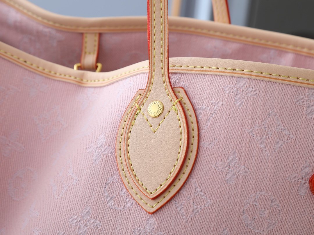 Louis Vuitton Neverfull Monogram Tote — detail