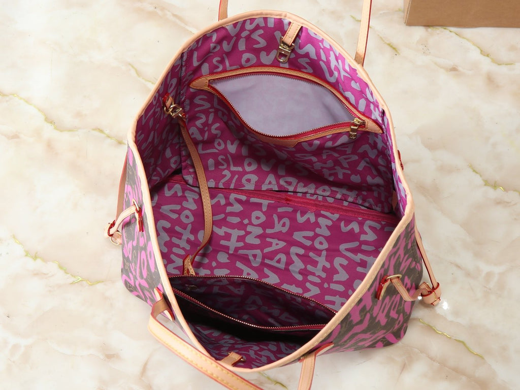 Louis Vuitton Neverfull Monogram Tote — detail