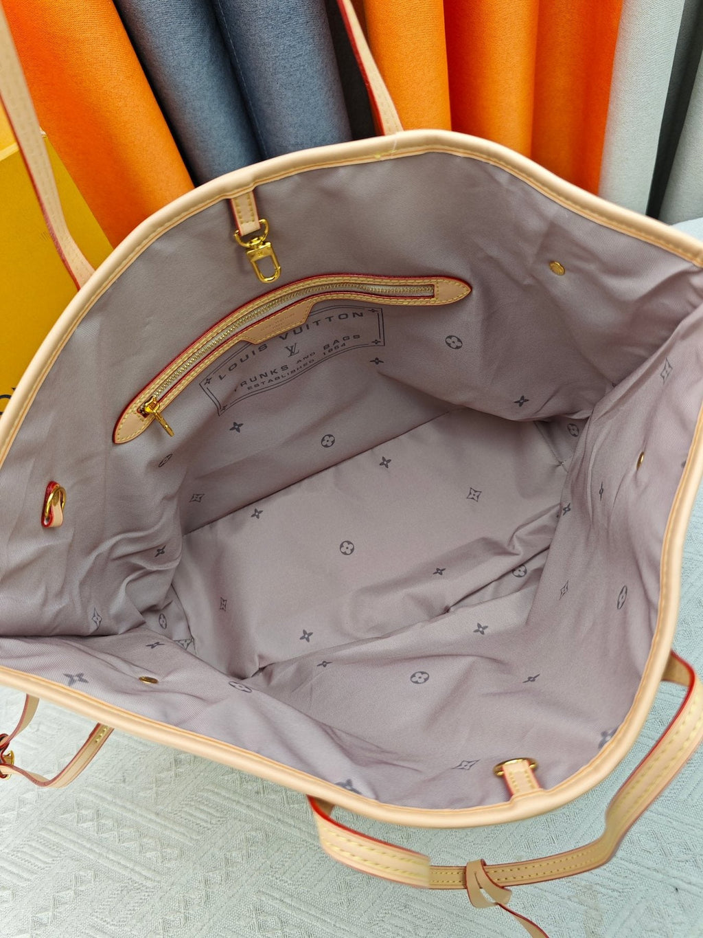 Louis Vuitton Neverfull Monogram Tote Bag — detail