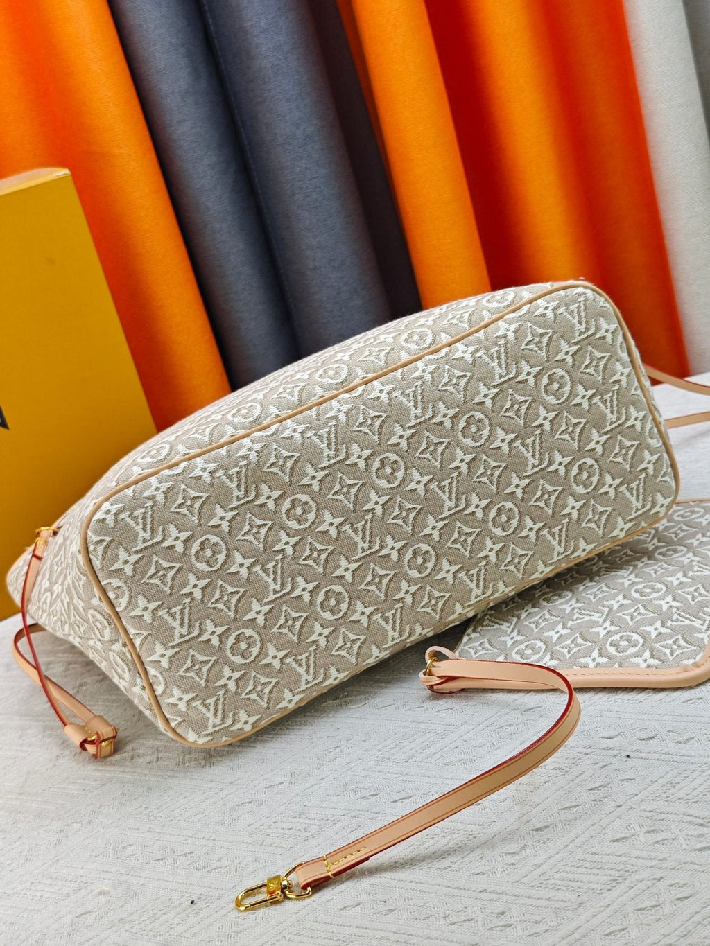 Louis Vuitton Neverfull Monogram Tote Bag — detail