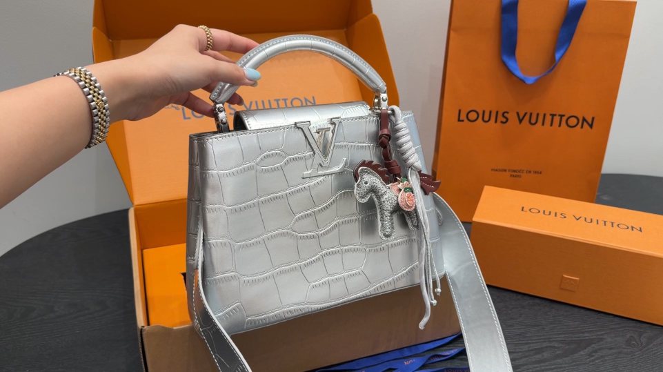 Trapezoid Top-Handle Bag with V Hardware — detail