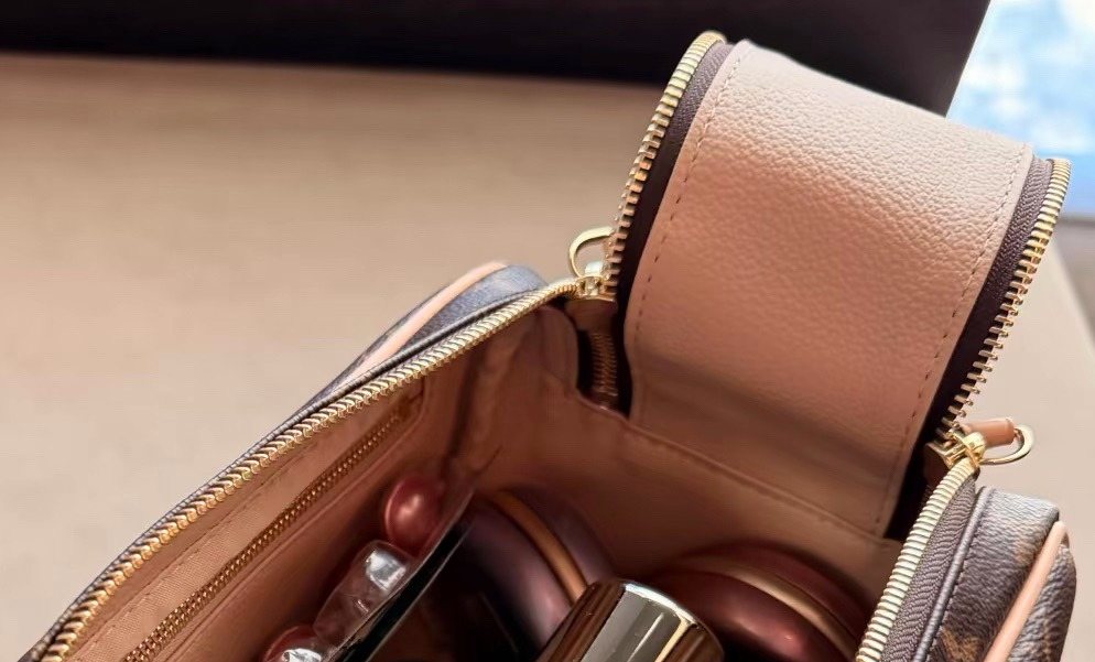 Louis Vuitton Monogram Double-Zip Toiletry Bag — detail