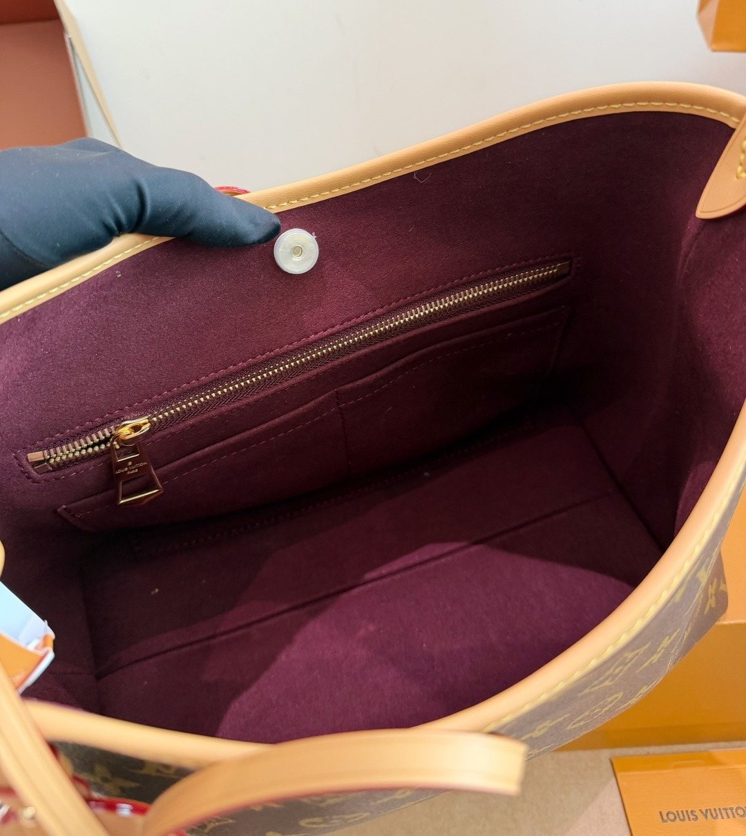 Louis Vuitton Carryall Monogram Shoulder Bag — detail