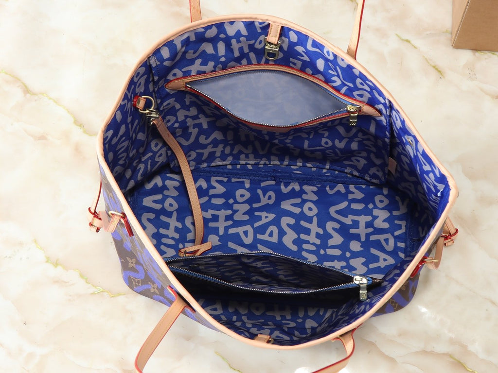 Louis Vuitton Neverfull Monogram Tote — detail