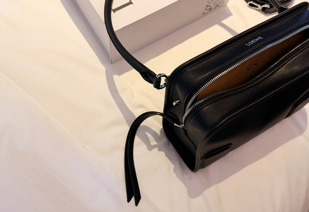 Loewe Amazona180 Zip-Top Handle Bag — detail