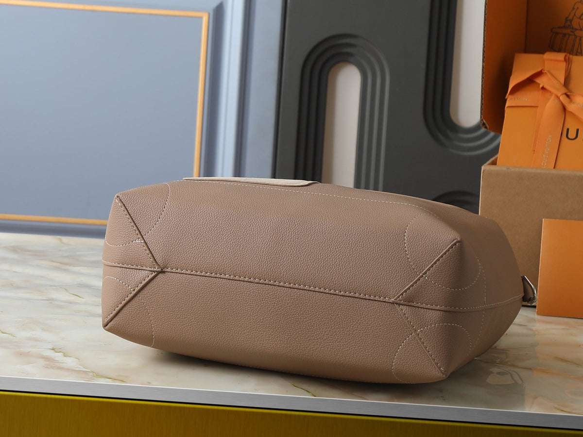 Louis Vuitton Steamer 30 Louis Vuitton Touch Leather Bag — detail
