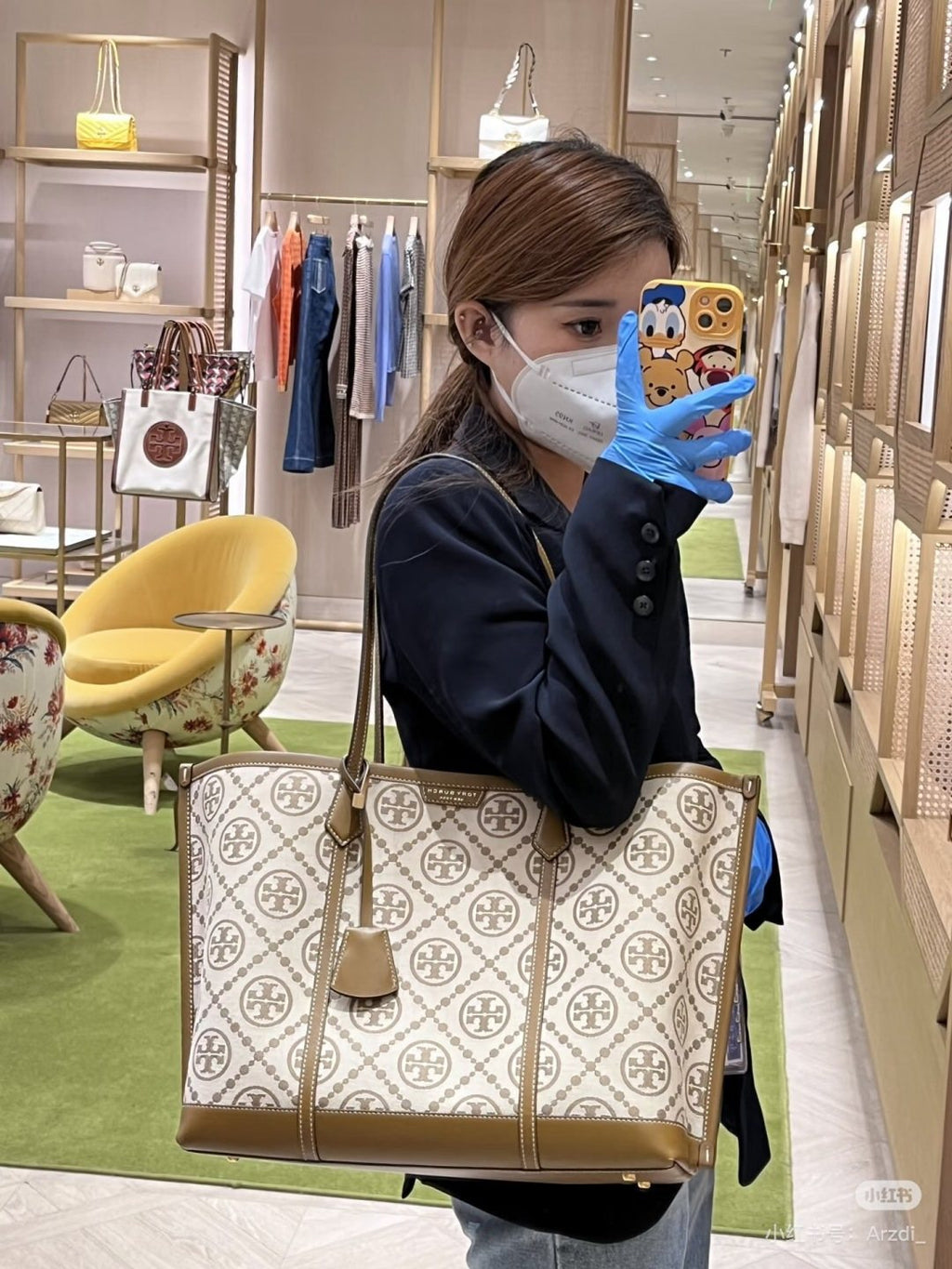 Tory Burch Patterned-Trim Shoulder Tote — model