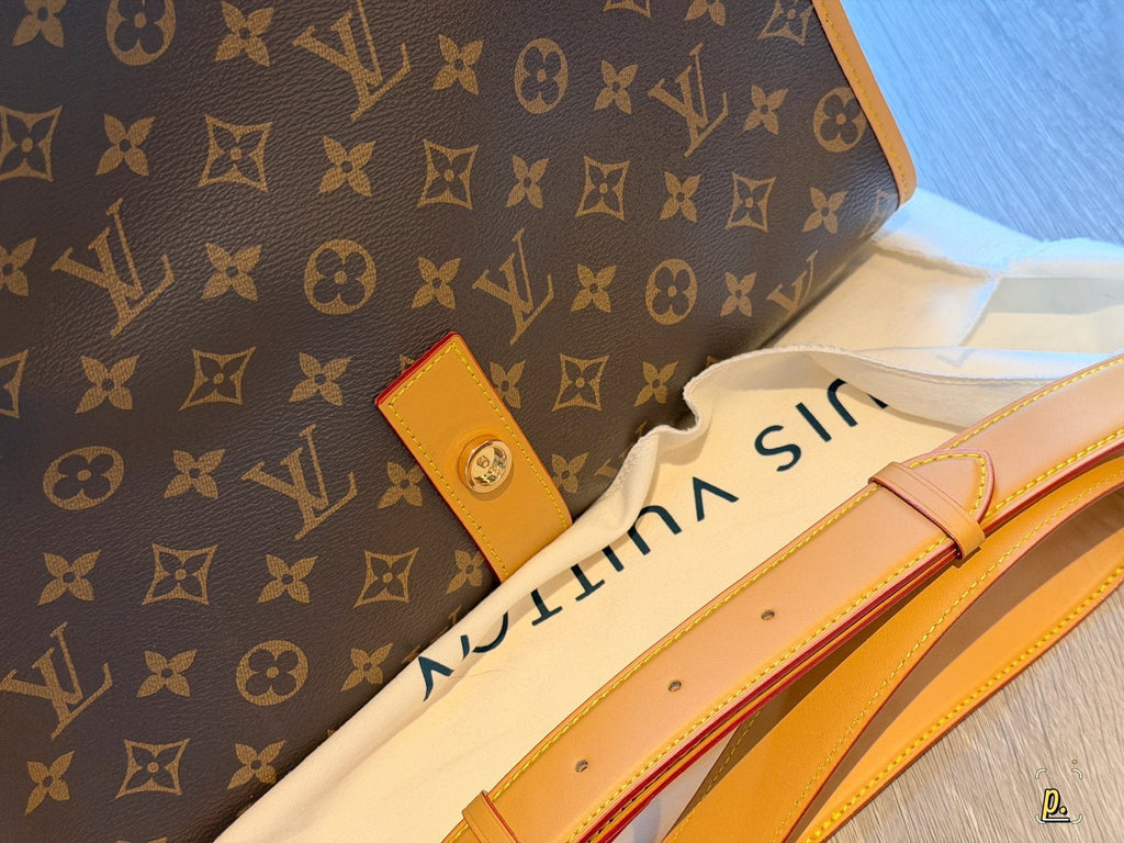Louis Vuitton Jet Lag Monogram Messenger Bag — detail