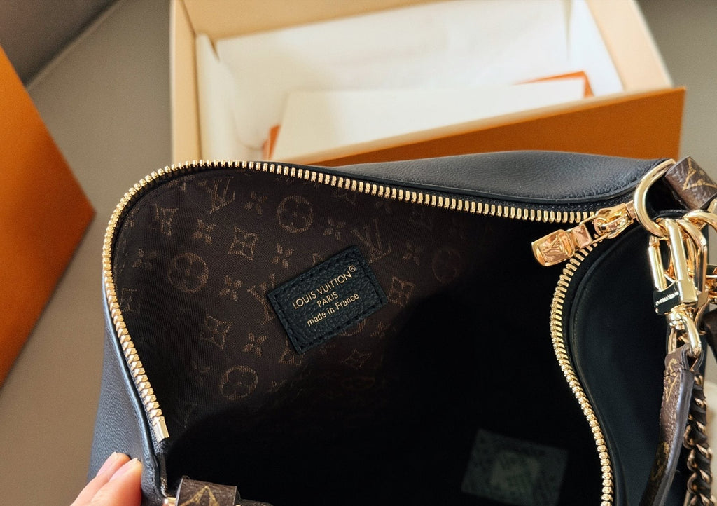 Louis Vuitton Multipass Black Leather Shoulder Bag — detail