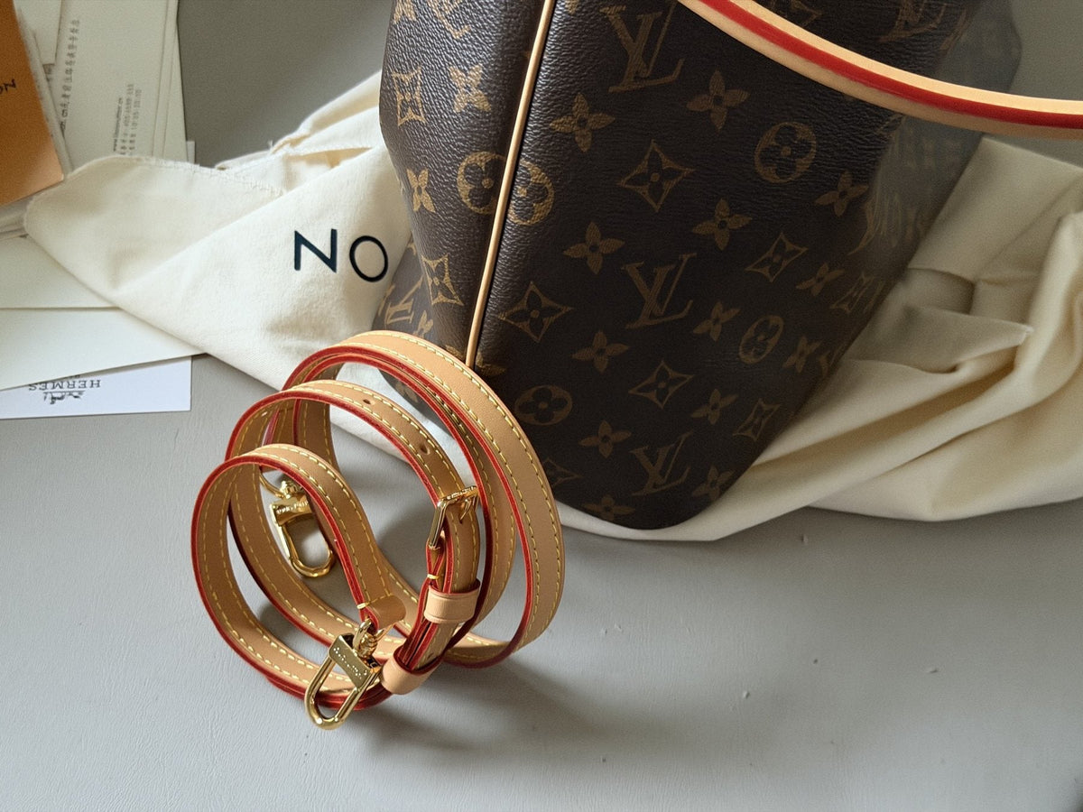 Louis Vuitton Carryall Monogram Shoulder Bag — detail