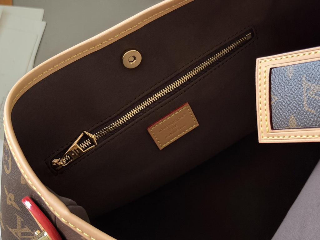 Louis Vuitton Carryall Monogram Shoulder Bag — detail