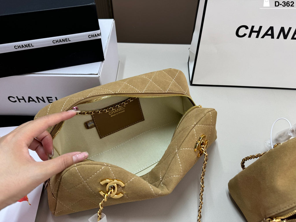 Chanel Diamond-Quilted Chain Baguette Shoulder Bag — front