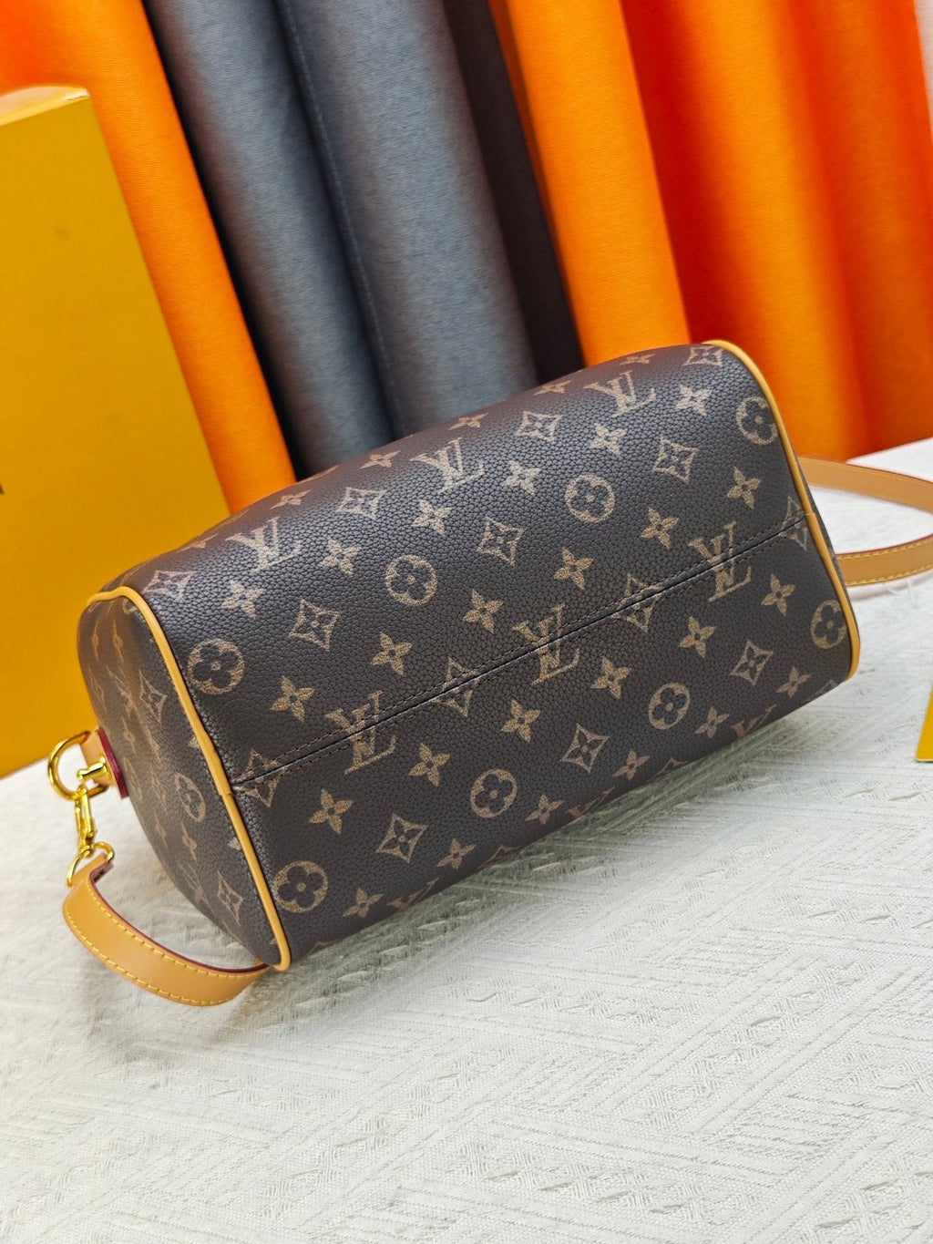 Louis Vuitton Speedy Bandoulière Monogram Boston Bag — detail